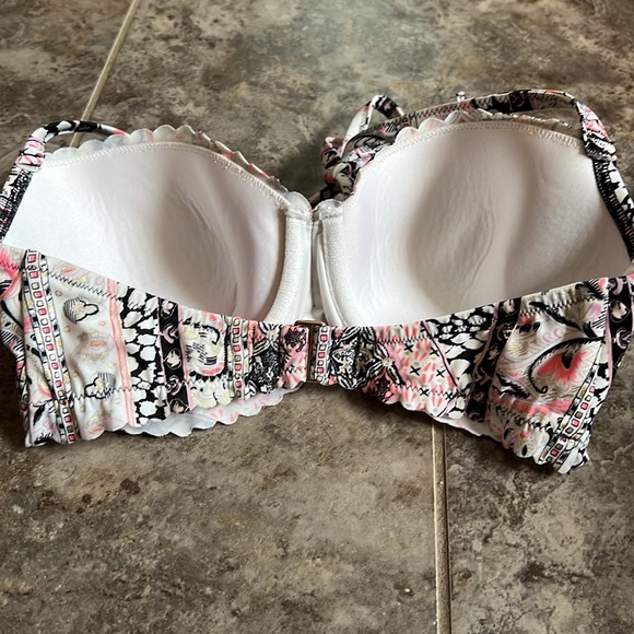 Victoria’s Secret Paisley Get Away HalterBikini - Picture 4 of 9